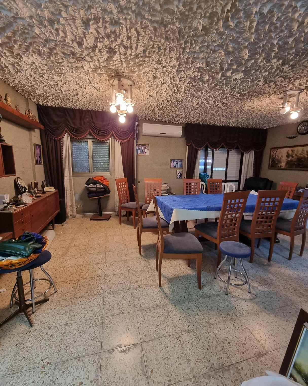פינת אוכל ישנה עם תקרת טיח מעוצבת ווילונות כהים לפני השיפוץ