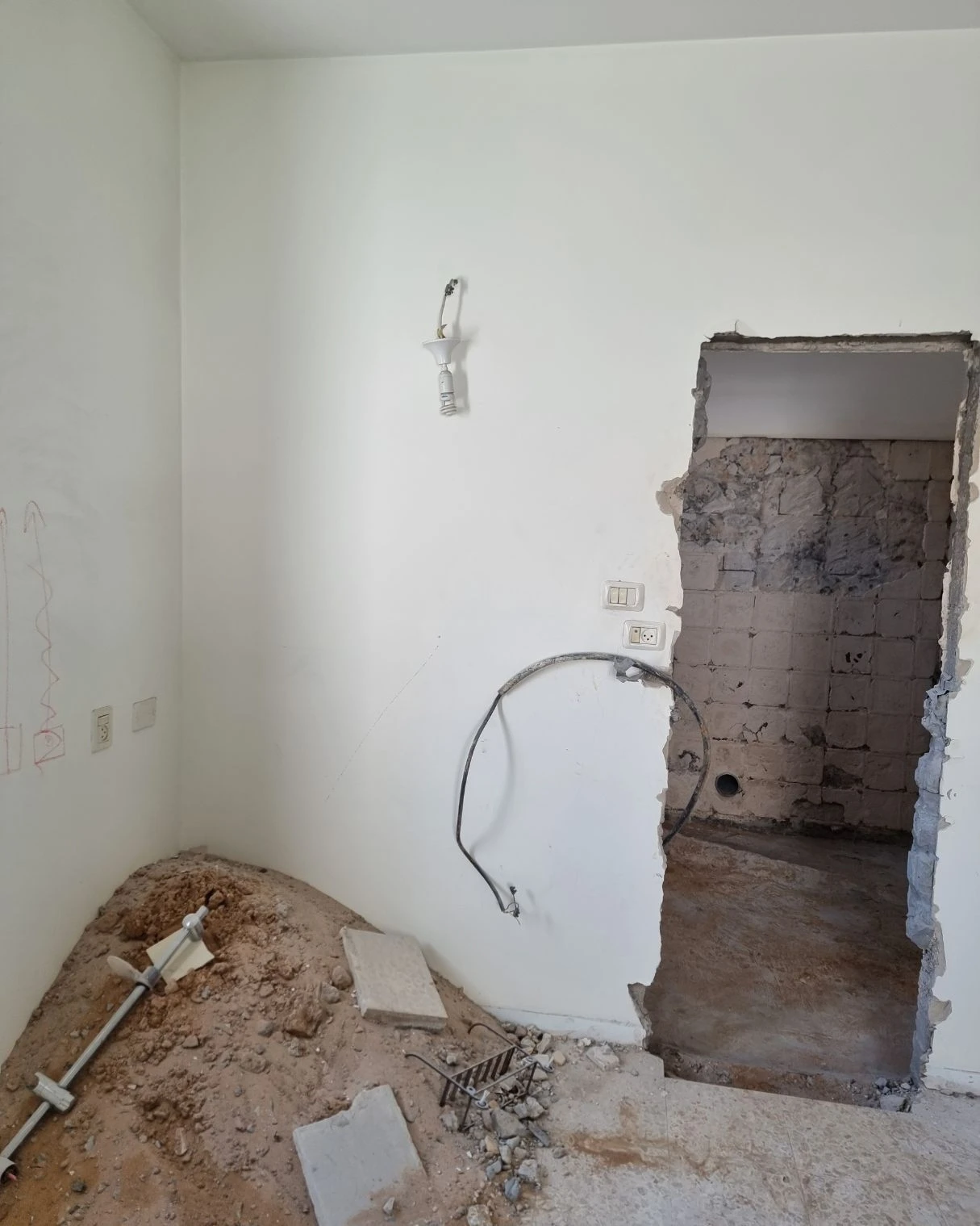 פתח בקיר ובור ברצפה בזמן עבודות התשתיות
